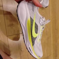 Nike ランニングシューズ ホワイト/イエロー/グレーのサムネイル