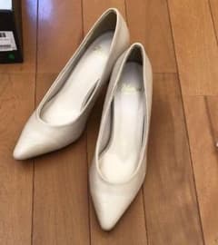 ベージュ　シンプルパンプスのサムネイル
