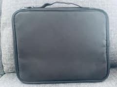 黒いタブレット用ファスナーケースのサムネイル