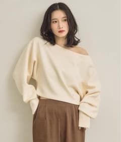 NEUNA ショートワンショルカットスウェットのサムネイル