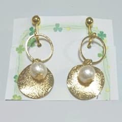 ハンドメイド☆ゴールドパーツとコットンパールのイヤリングのサムネイル