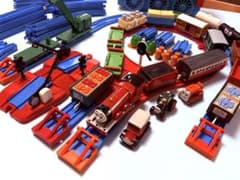 【プラレール】トーマスシリーズ ジェームス 貨車 レール 他 ＆おまけ まとめのサムネイル