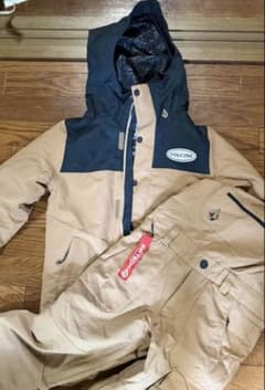 VOLCOM キッズ スノーボードウェア 上下セット - メルカリ