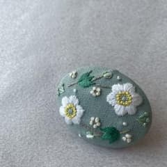 秋明菊の刺繍くるみボタンブローチ｜手刺繍｜オーバルのサムネイル