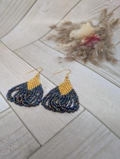 【ハンドメイド】ビーズピアス ネイビー ゴールドのサムネイル