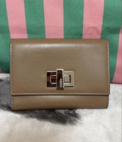 フェンディ FENDI ピーカブー 二つ折り財布 レザーベージュ - メルカリ