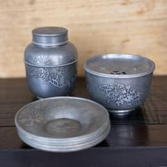 ⚫️ 間村自造 茶托（ちゃたく） 茶入れの蓋 煎茶器セット 備前焼 希少・骨董】間村自造 古錫 茶托 5客組 松竹梅菊蘭 煎茶道具 まとめて