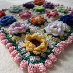 二重花柄12個とパプコーン編み4個のモチーフ マルチカバー レース