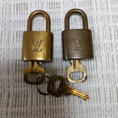 LOUIS VUITTON カデナ 鍵付き 2個セット　（1つは難あり)のサムネイル