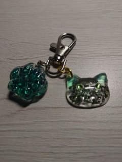 No 293 猫＆肉球　レジン製　カニカン付きのサムネイル