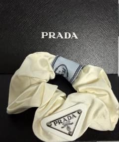 PRADA シュシュ ノベルティ ヘアアクセサリー 三角ロゴ オフホワイト