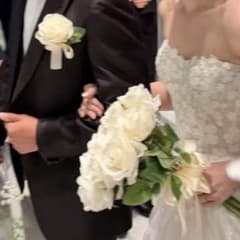 【ブーケ＋ブートニア】アイボリー バラ クラッチブーケ ウェディング 結婚式のサムネイル
