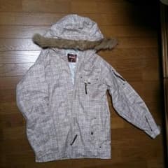 ベージュと薄いピンクのスノボジャケットのサムネイル