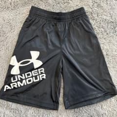 UNDER ARMOUR 黒 ハーフパンツ140のサムネイル