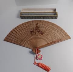 檀香扇 扇子 透かし彫り 白檀 工芸 木製 レトロ 飾り扇子 ガラスケースのサムネイル