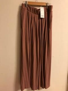 新品！ UNIQLO タックフレアスカンツのサムネイル