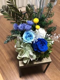 椅子の花飾りのサムネイル
