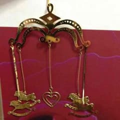 金色の小物のサムネイル