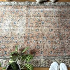 大判133×241ピンクベージュ 青い花 ボタニカル トルコヴィンテージラグ