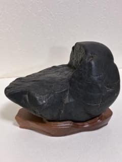 北海道神居古潭石サ⑦ 木製（ウォールナット）台座付き - メルカリ