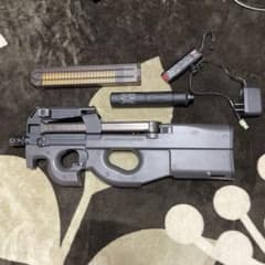 エアガン　東京マルイP90 予備マガジンとバッテリー付きのサムネイル