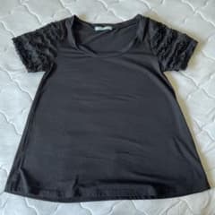 袖フリル　半袖　黒Tシャツ　サイズＭのサムネイル
