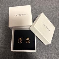 ★値下げ中【美品】CALVIN KLEIN ピンクゴールド ロゴ ピアスのサムネイル