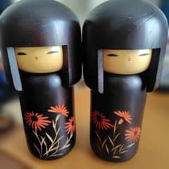 （メルカリ市限定価格）卯三郎　こけし　3体セット　好日　里の秋　他 卯三郎こけし 創作こけし 2体セット 黒塗り 花柄 彫り小物入れ - メルカリ