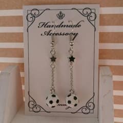 再再販♥ ハンドメイド ミニサッカーボール スター ピアスのサムネイル