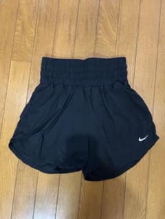 NIKE レディース ショートパンツ ブラックのサムネイル