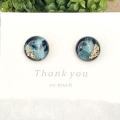 No.167　緑ラメマーブル　丸　ピアス/イヤリング　ハンドメイド　レジンのサムネイル