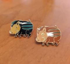 イノシシ ピンバッジ 2個セット ユナイテッドアローズノベルティグッズのサムネイル
