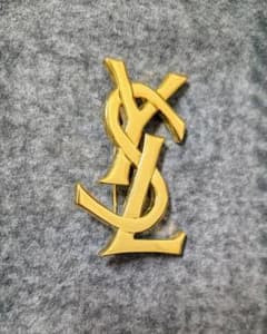 YSL ゴールド ロゴ ブローチ - メルカリ