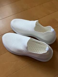 【新品未使用】ホワイトシューズ　23㎝（シューズ袋、消臭インソール2組セット）のサムネイル