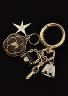 CHANEL　2025年花形ホリデーチャーム キーホルダー付き※　ノベルティのサムネイル