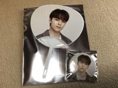 SEVENTEEN うちわ 缶バッジのサムネイル