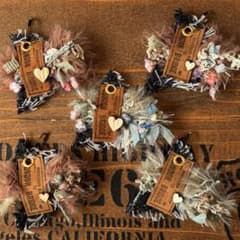 デザインタグ ファーと引き揃え糸の三角フリンジタグ ハート 革タグ