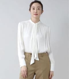 美品　UNTITLED ボウタイサテンブラウスのサムネイル