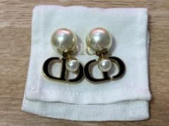 紀*子様 DIOR CDロゴ パールピアス ゴールド ブラック - メルカリ