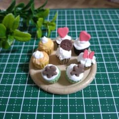 ミニチュア フェイクスイーツ カップケーキ　ハンドメイド　ハート型　クリームのサムネイル