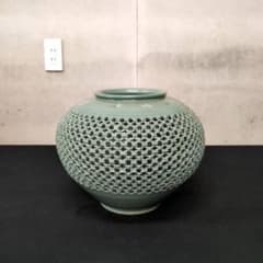 【関和】青磁 透かし彫り 二重胴花瓶 鶴松文様 壺 花器 伝統工芸 関和】青磁 透かし彫り 二重胴花瓶 鶴松文様 壺 花器 伝統工芸 - メルカリ