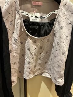 ピンクと黒のドット柄長袖シャツのサムネイル