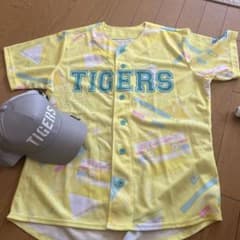 タイガースユニフォーム？と帽子のサムネイル
