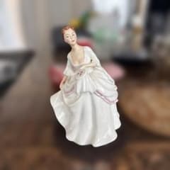 ロイヤルドルトン　ダイアナ　フィギュア 陶器フィギュアでよみがえる“永遠のファッションアイコン”、ダイアナ妃