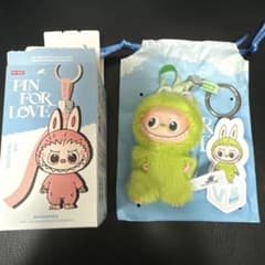 新品】LABUBU ラブブ ぬいぐるみペンダント POPMART イニシャルV