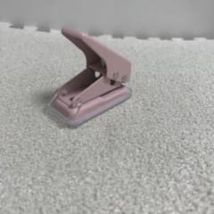 1穴パンチ ピンク 事務用品 文房具のサムネイル