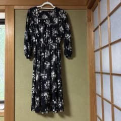 モノトーン 花柄 長袖 ロングワンピースのサムネイル