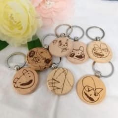 手描き絵で木製両面キーホルダーのサムネイル