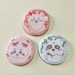 ちいかわ 刺繍缶バッジ 3点セット(ちいかわ、あのこ)のサムネイル