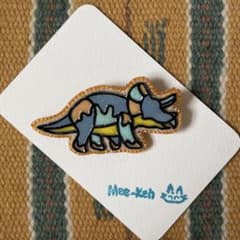 ハンドメイド(大)⁂切り絵ブローチ⁂トリケラトプス 恐竜のサムネイル